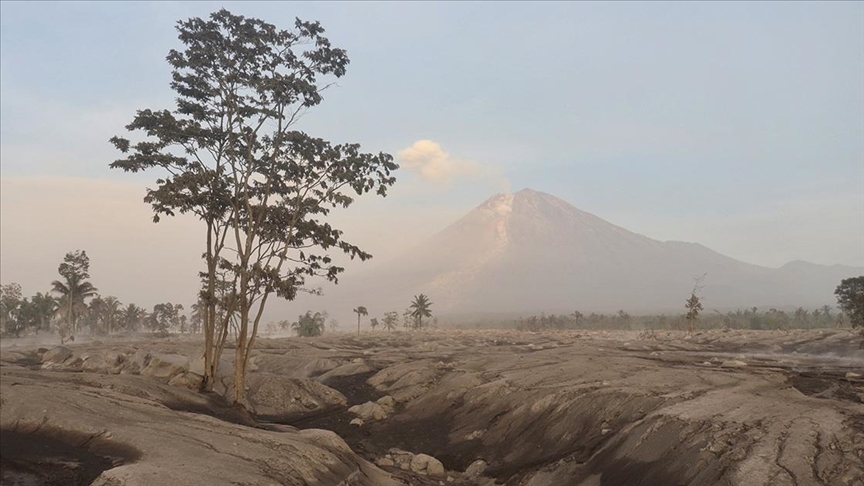 Yanardağ 6 kez patladı: 1200 metre yüksekliğe kül püskürdü