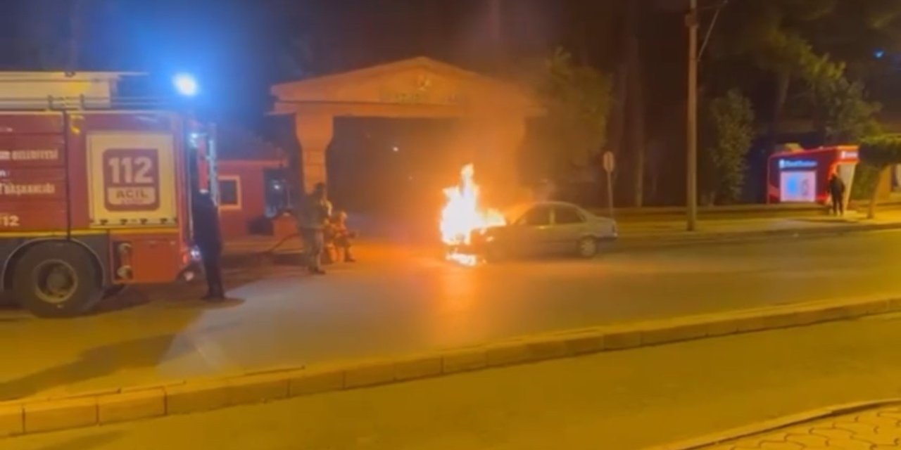 Seyir halindeki otomobil alevlere teslim oldu