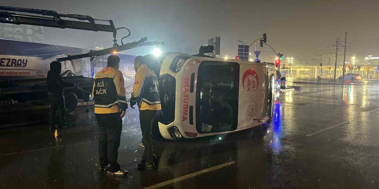 Ambulans ile panelvan çarpıştı: 6 yaralı