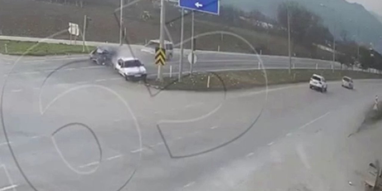 Kırmızı ışıkta bekleyen otomobile arkadan otomobil çarptı