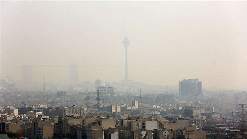 Tahran'da hava kirliliği nedeniyle futbol müsabakaları ertelendi