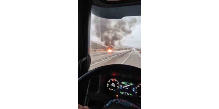 Seyir halindeki otomobil alev aldı