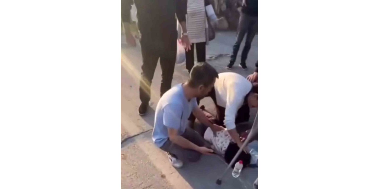 Anne ve iki çocuğa otomobil çarptı