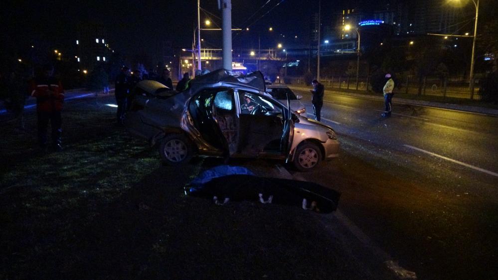 Kontrolden çıkan araç trambüs direğine çarptı: 1 ölü, 1 ağır yaralı