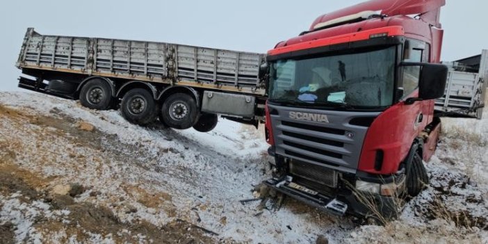 Bitlis’te briket yüklü tır devrildi