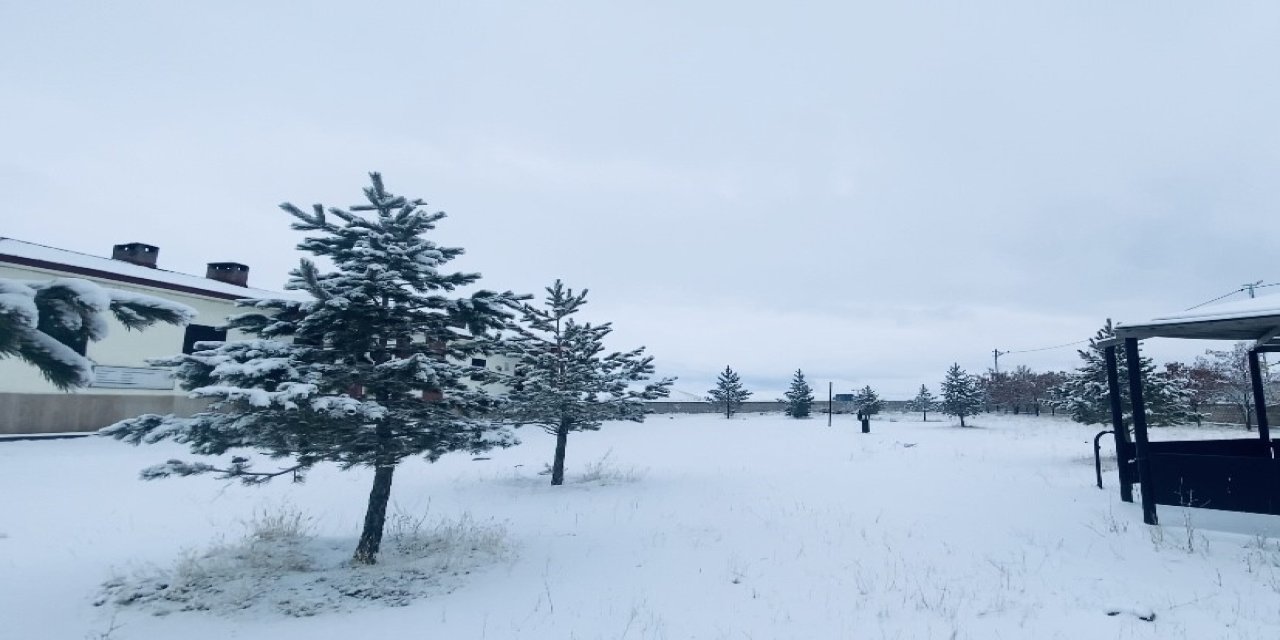 Ağrı beyaza büründü