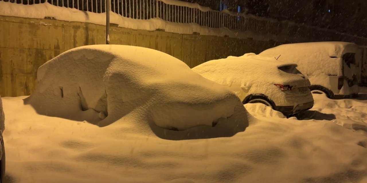 Yüksekova’da kar kalınlığı 40 santimetreyi geçti