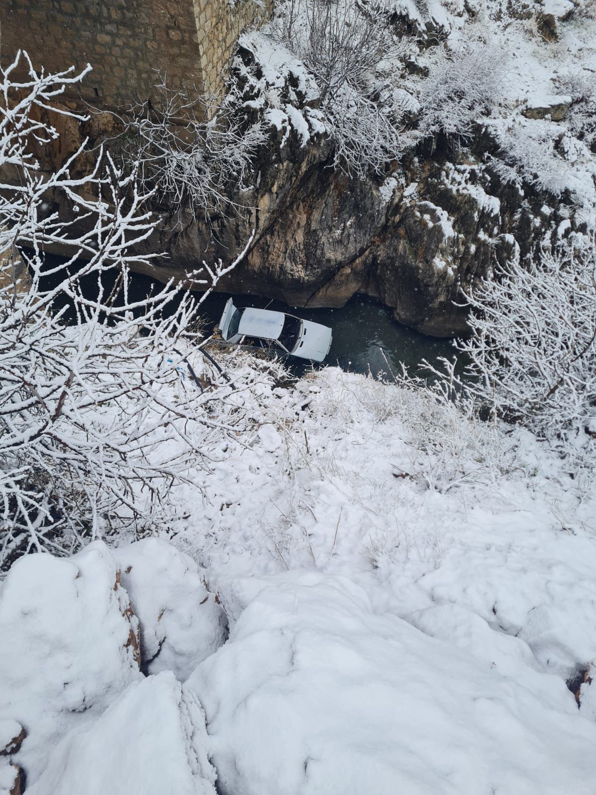 Diyarbakır'da Sinek Çayı'na otomobil düştü: 3 yaralı