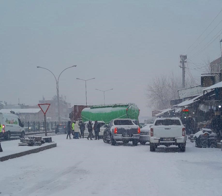 Diyarbakır'da kar yağışı nedeniyle 5 araç birbirine çarptı