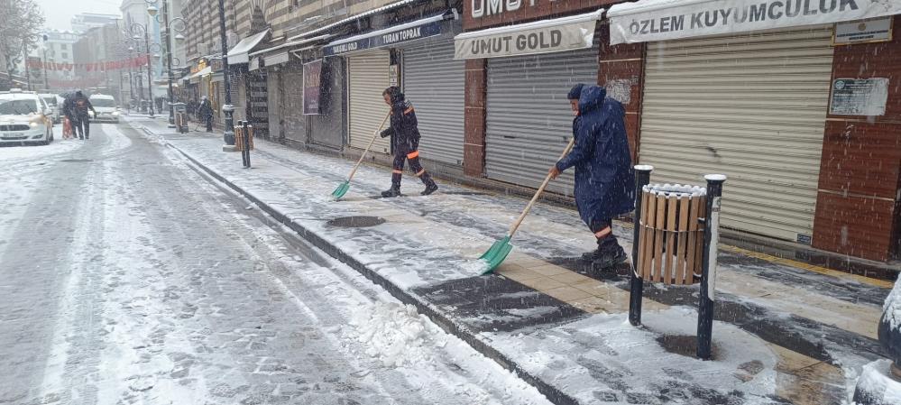 Diyarbakır’da tuzlama ve kar küreme çalışması