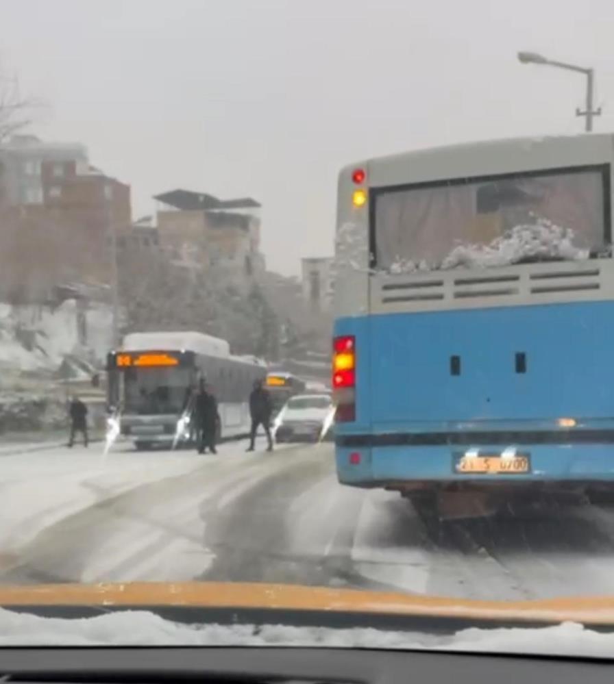 Diyarbakır’da şehir içi halk otobüsleri yollarda kaldı