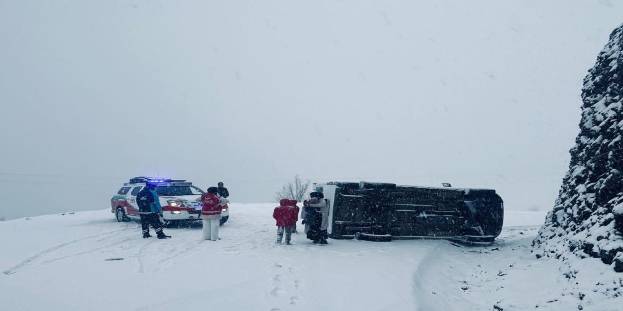 Minibüs devrildi: 6 yaralı