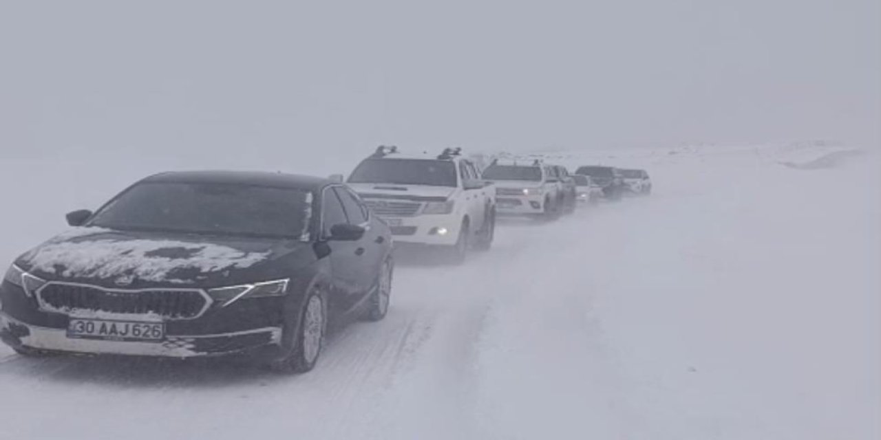 Tipi ve fırtına nedeniyle 50 araç mahsur kaldı