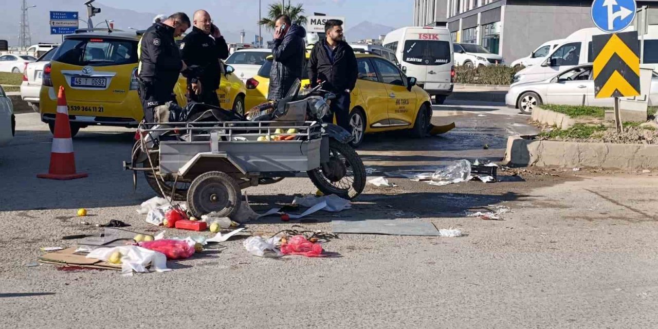 Taksi ile sepetli motosiklet çarpıştı: 2 yaralı