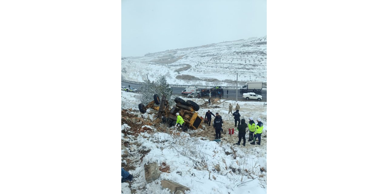 Kar temizliği yapan iş makinesi devrildi: 1 yaralı