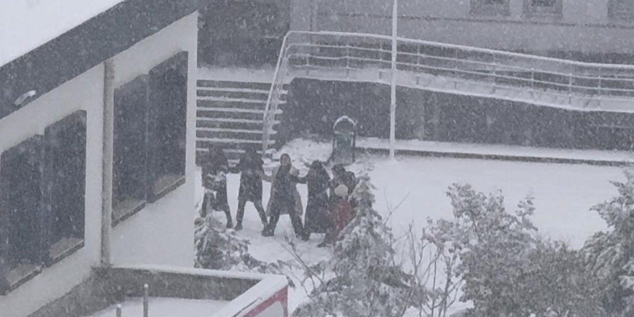 Diyarbakır’da Öğrenciler karın keyfini halayla çıkardı