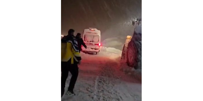 Hakkari’de kalp hastası kadın iş makinesiyle kurtarıldı