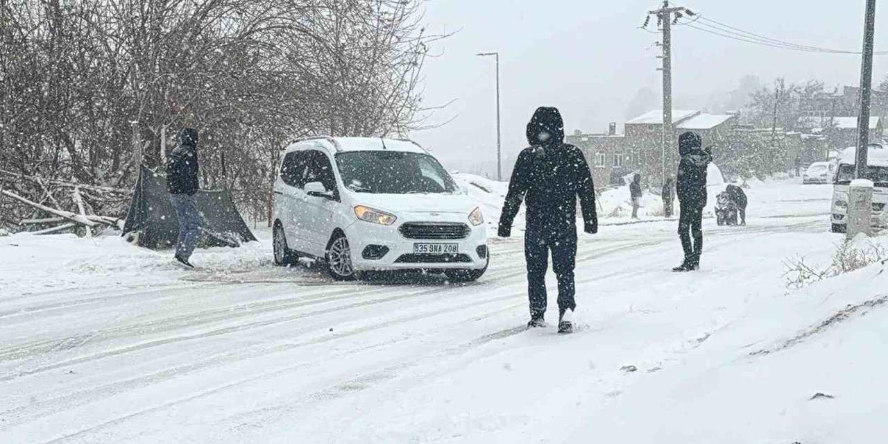 Yoğun kar yağışı uçuşları vurdu