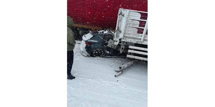 Siverek’te otomobil tırın altına girdi