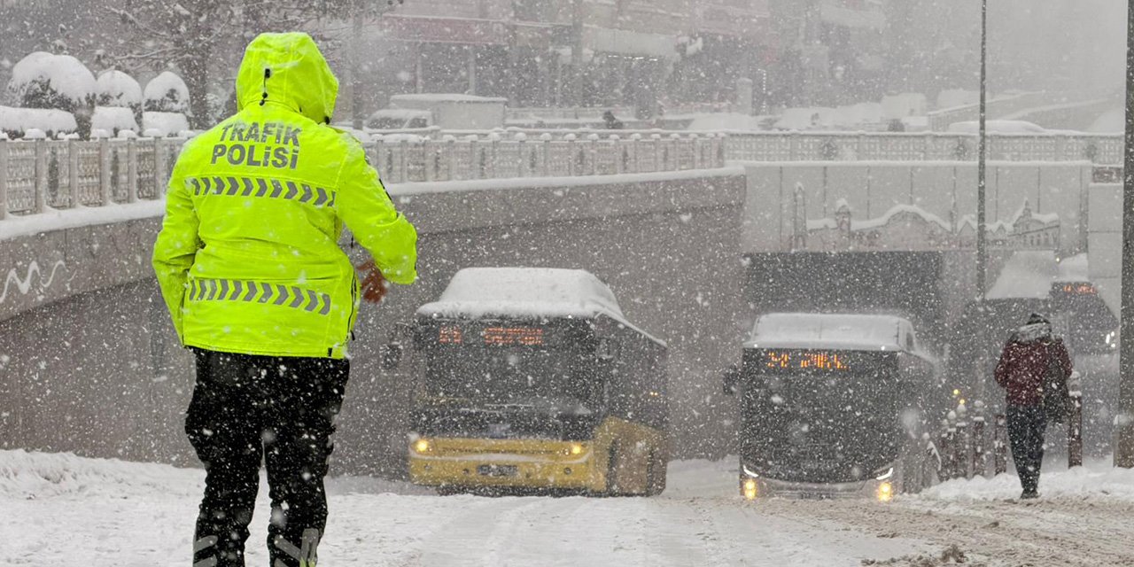 Diyarbakır’da ofis alt geçidi trafiğe kapandı
