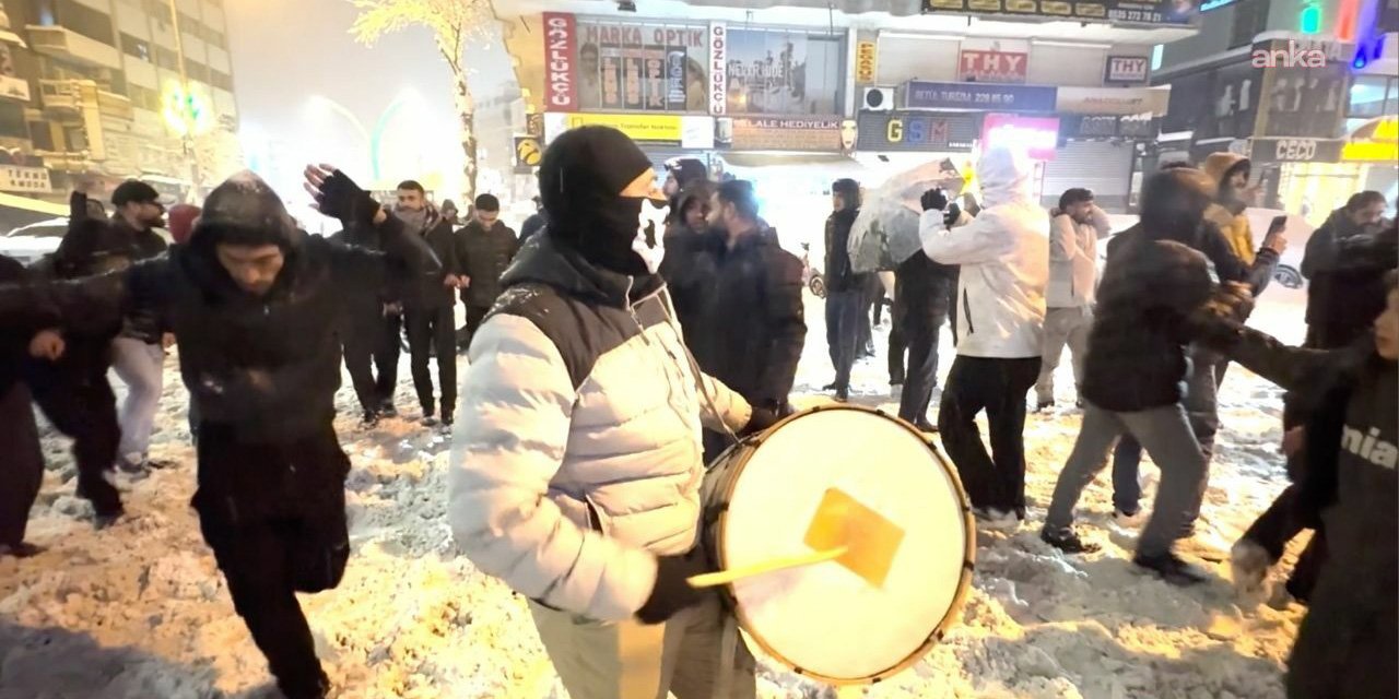 Diyarbakır yeni yılı kar altında halaylarla karşıladı