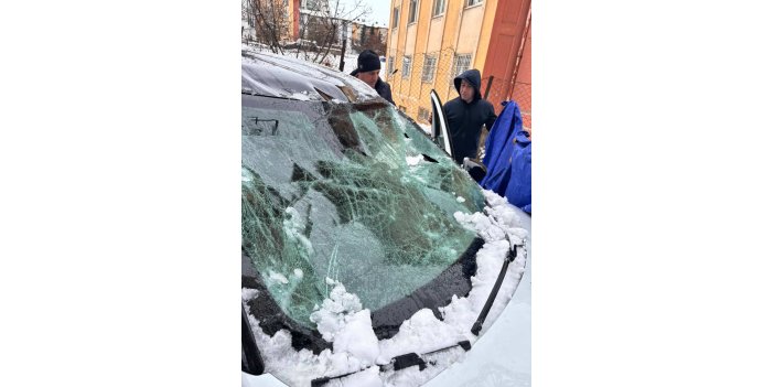 Kar kütlesi otomobilin üzerine düştü
