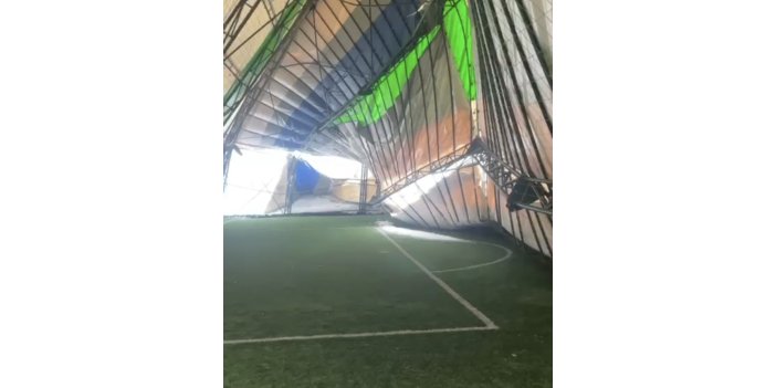 Mazıdağı’nda halı sahanın çatısı çöktü