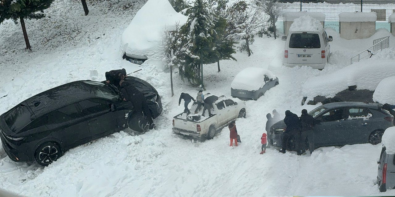 Diyarbakır’da araç sahipleri karla savaş verdi