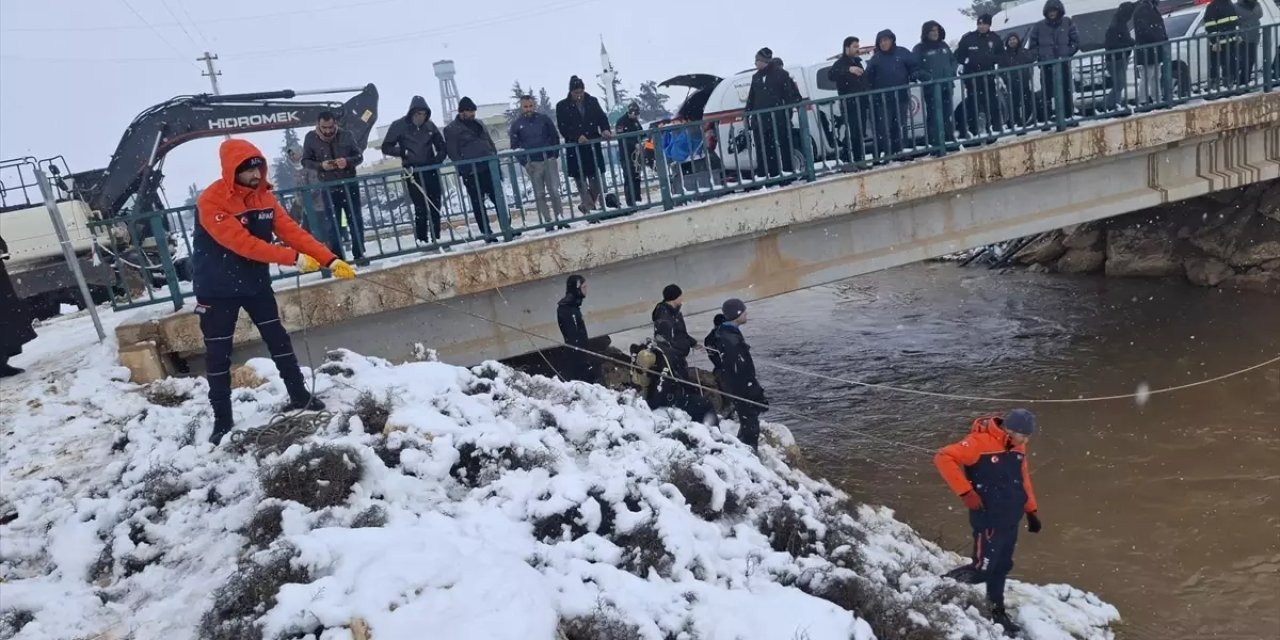 Kanala düşen otomobil aranıyor