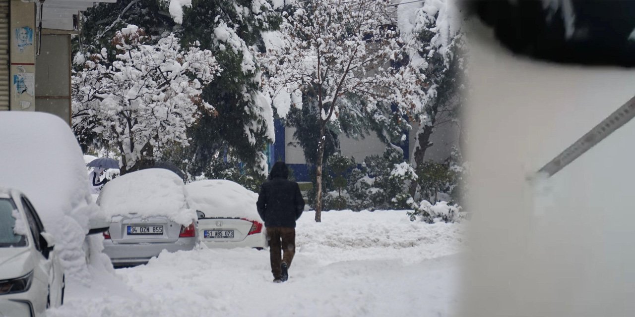Diyarbakır'da kar kalınlığını 40 santimi buldu