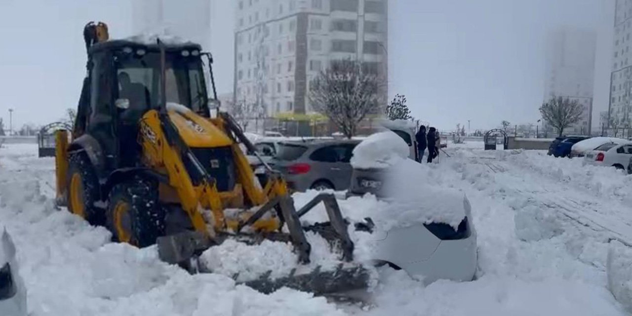 Diyarbakır'da vatandaşlar kiraladıkları kepçeyle yollarını açtı