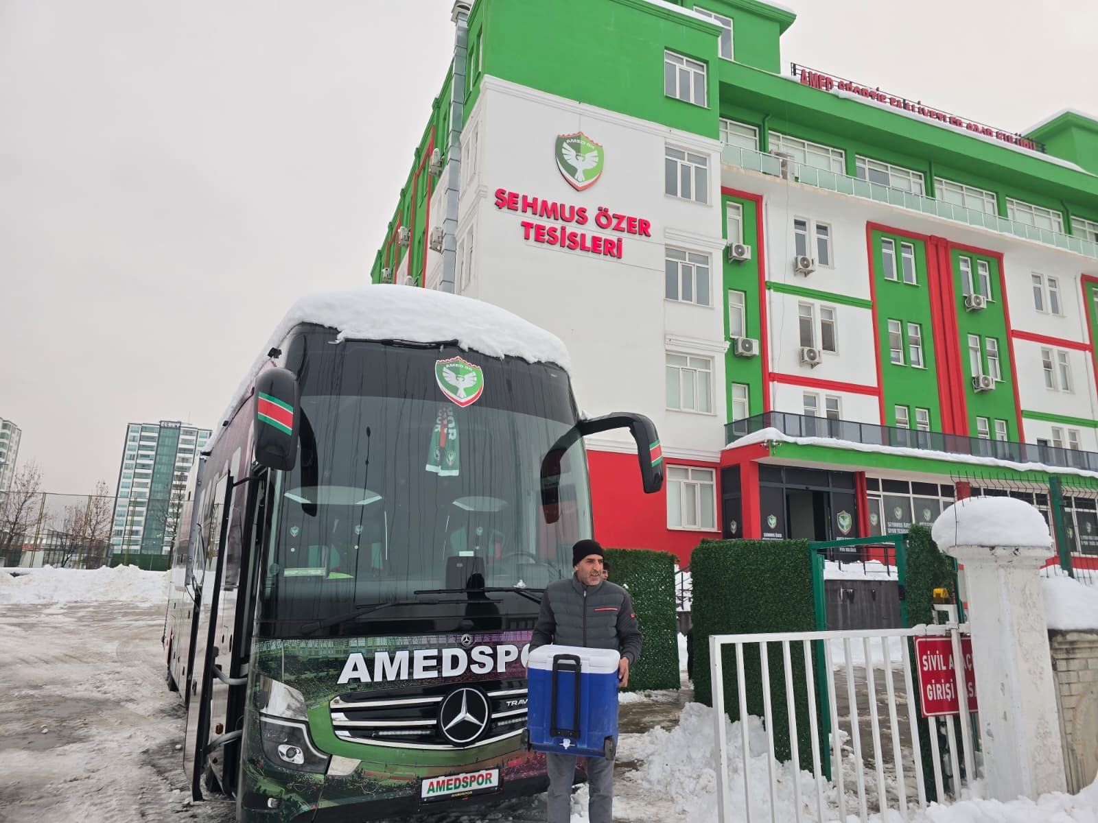 Amedspor takım otobüsü Antalya kampı için yola çıktı