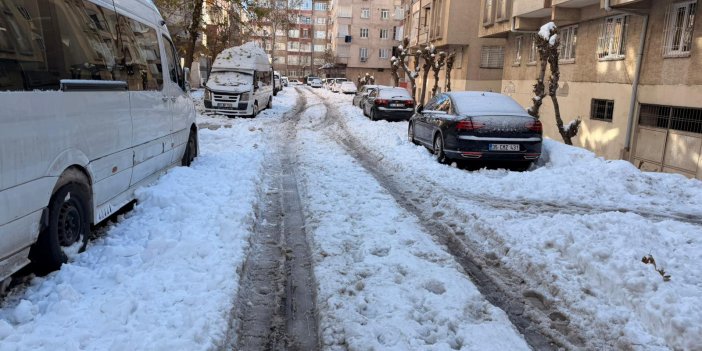 Diyarbakır'da kar yağışı ara mahalleleri kapattı