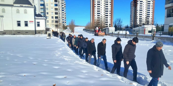 İbadet dönüşü karda tek sıra oldular