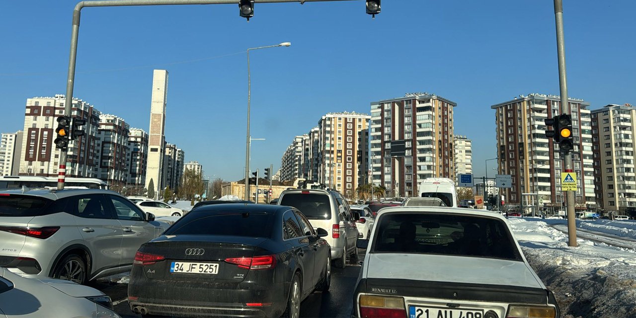 Diyarbakır’da trafik çilesi: Sürücüler saatlerce bekliyor