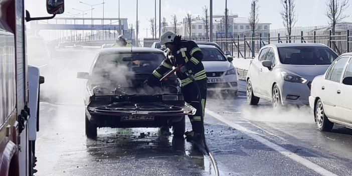 Seyir halindeki otomobil yandı