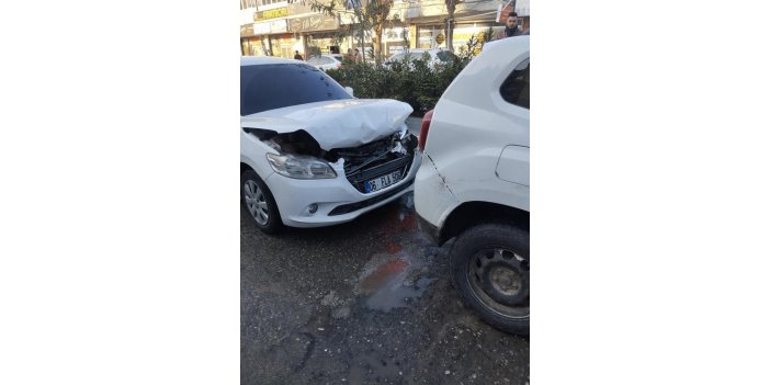 Siirt'te iki otomobil çarpıştı