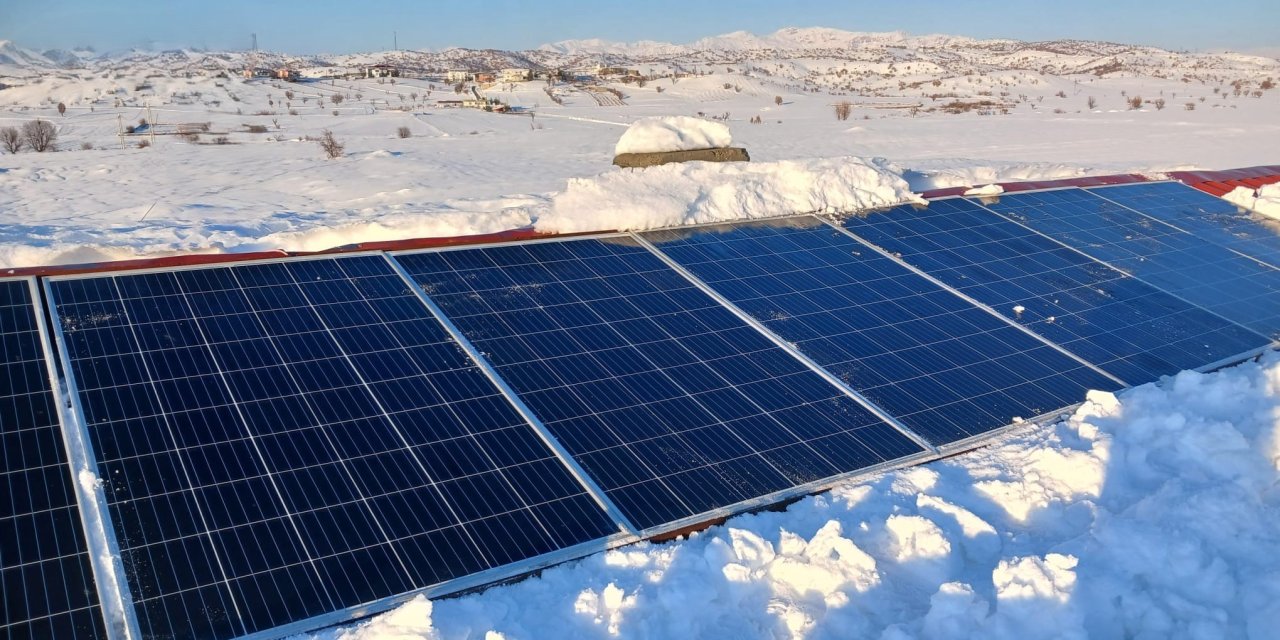 Diyarbakır'da kar, güneş panellerini vurdu