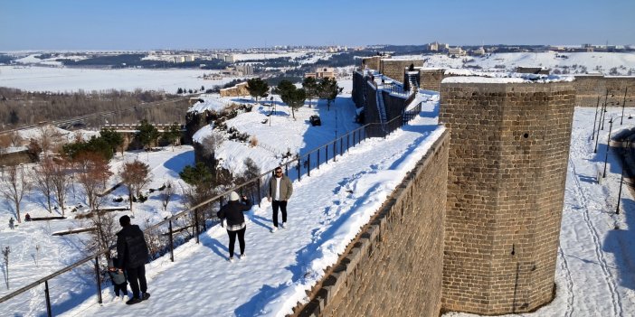Diyarbakır’da kar ve buza rağmen surlara çıktılar
