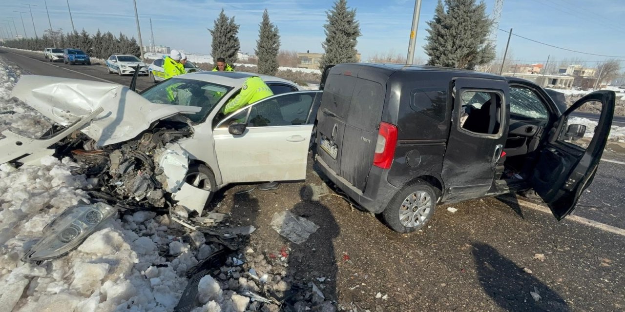 Diyarbakır’da buzlanma kazaya neden oldu: 12 yaralı