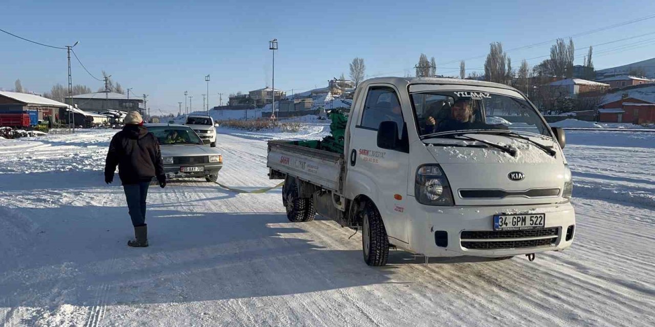 Hareket halinde araçlar dondu
