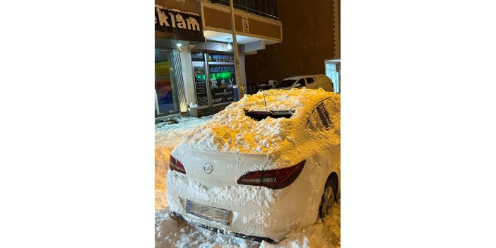 Çatıdan kayan kar otomobile zarar verdi