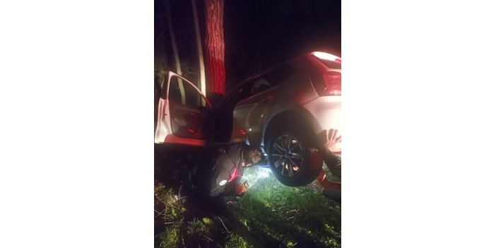 Otomobil yol kenarına devrildi