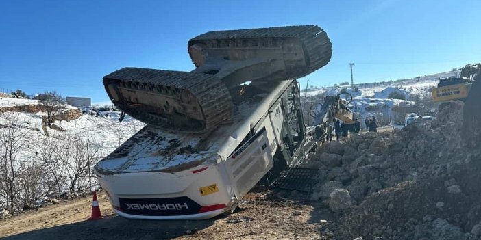 Kontrolden çıkan iş makinesi devrildi