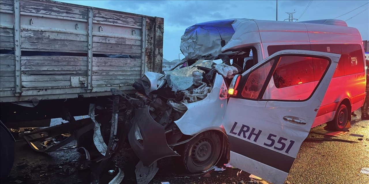 Kamyon ile servis minibüs çarpıştı: 7 yaralı