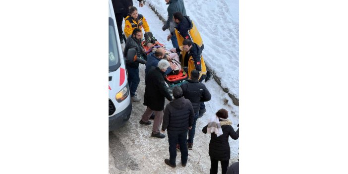 Çatıdan düşen buz kütlesi öğrenciyi yaraladı