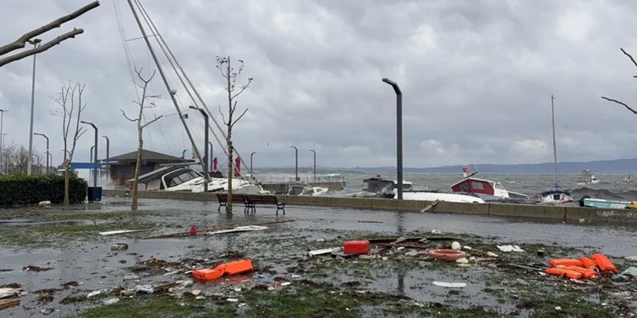 İstanbul'da fırtına: Uçan çatılar, batan tekneler, devrilen TIR'lar