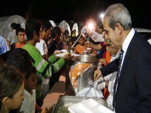 Haliliye Belediyesi'nden Suriyeli sığınmacılara sıcak yemek ikramı