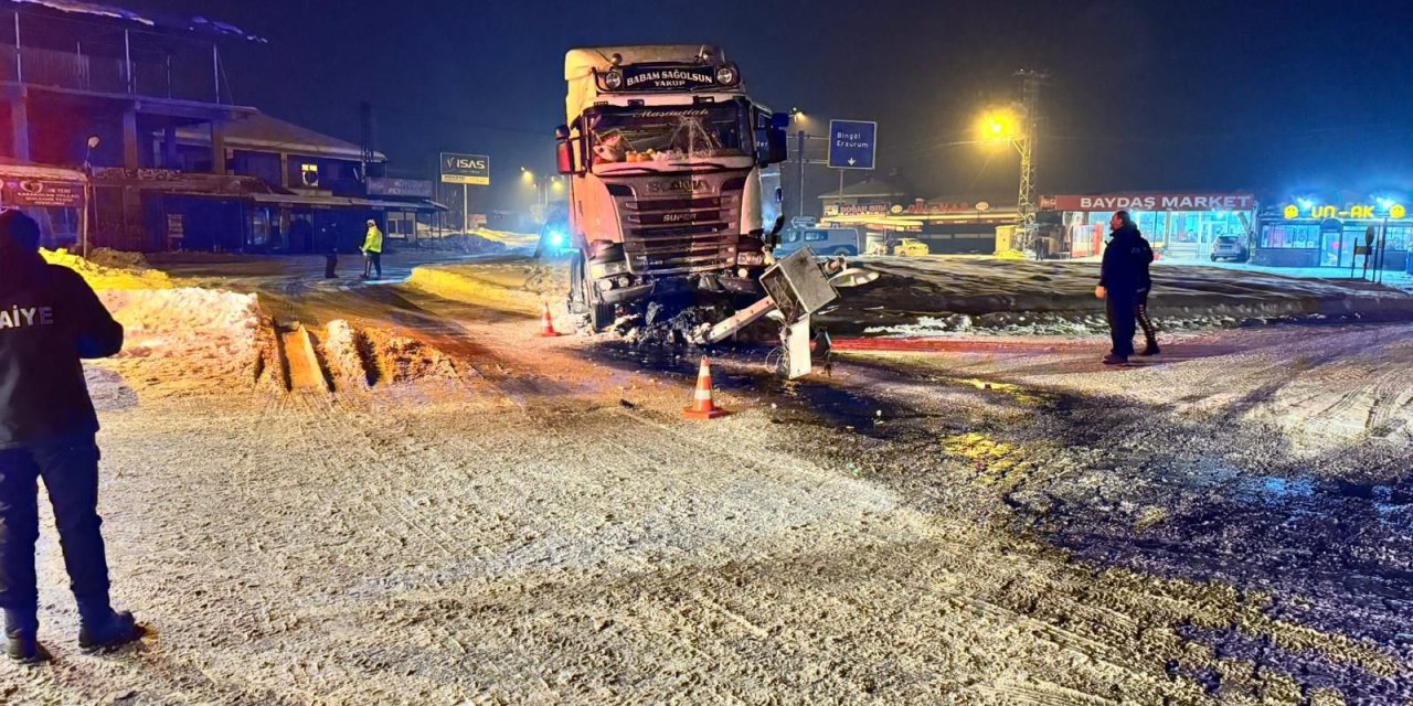 Tır KGYS direğine çarptı