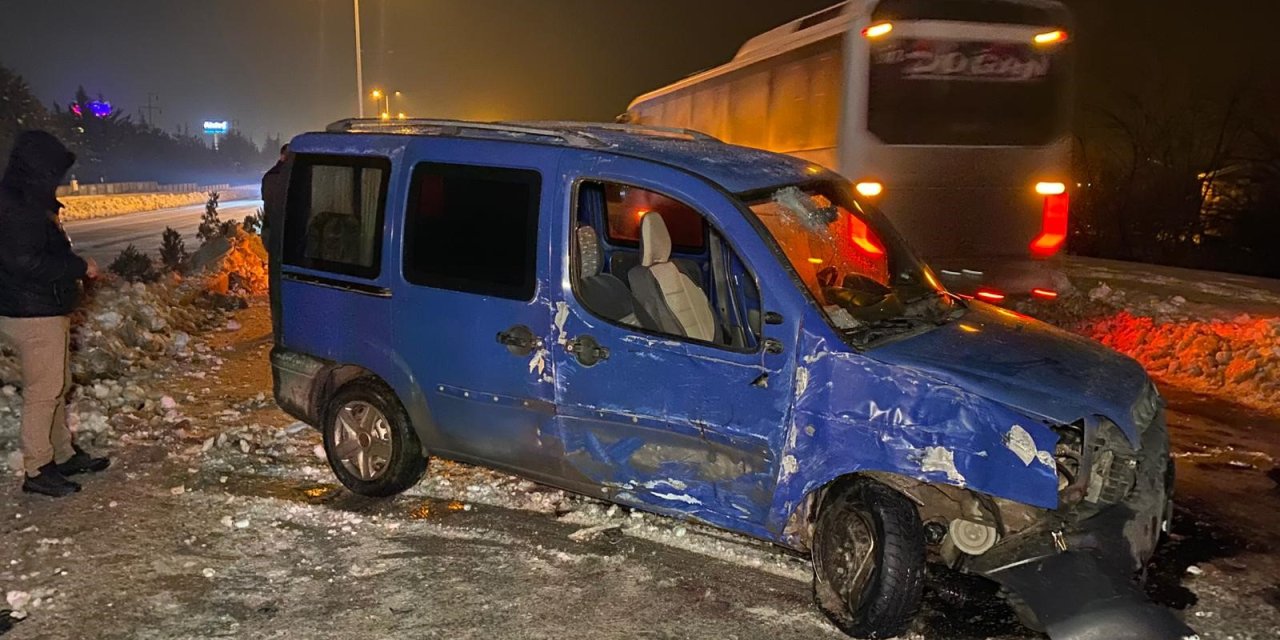 Hafif ticari araç direğe çarptı: 4 yaralı